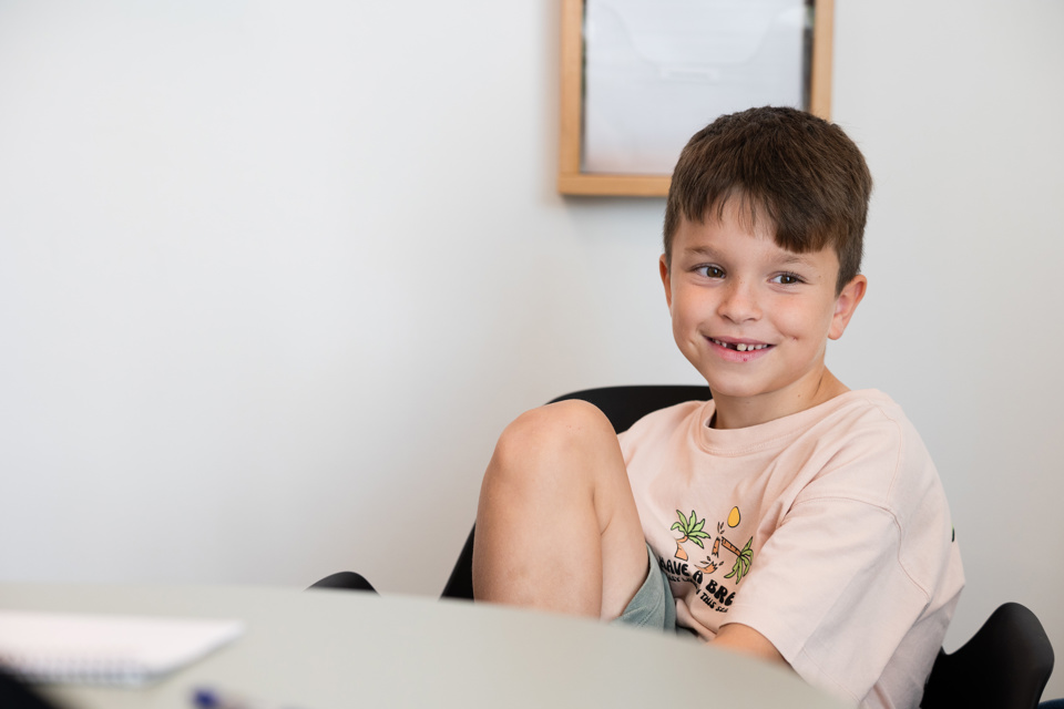 6-årige Juan fik konstateret type 1-diabetes for tre år siden. Modsat flertallet af skolebørn med diabetes, har Juan - der går i 1. klasse - en fast støtteperson, som kan hjælpe ham med hans diabetes, når der er brug for det. Foto: Claus Hastrup