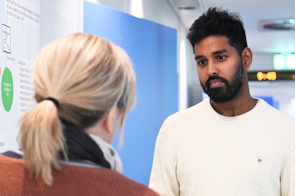 Forsker Ashok i dialog med en kollega. Foto: Jakob Haugaard Christiansen