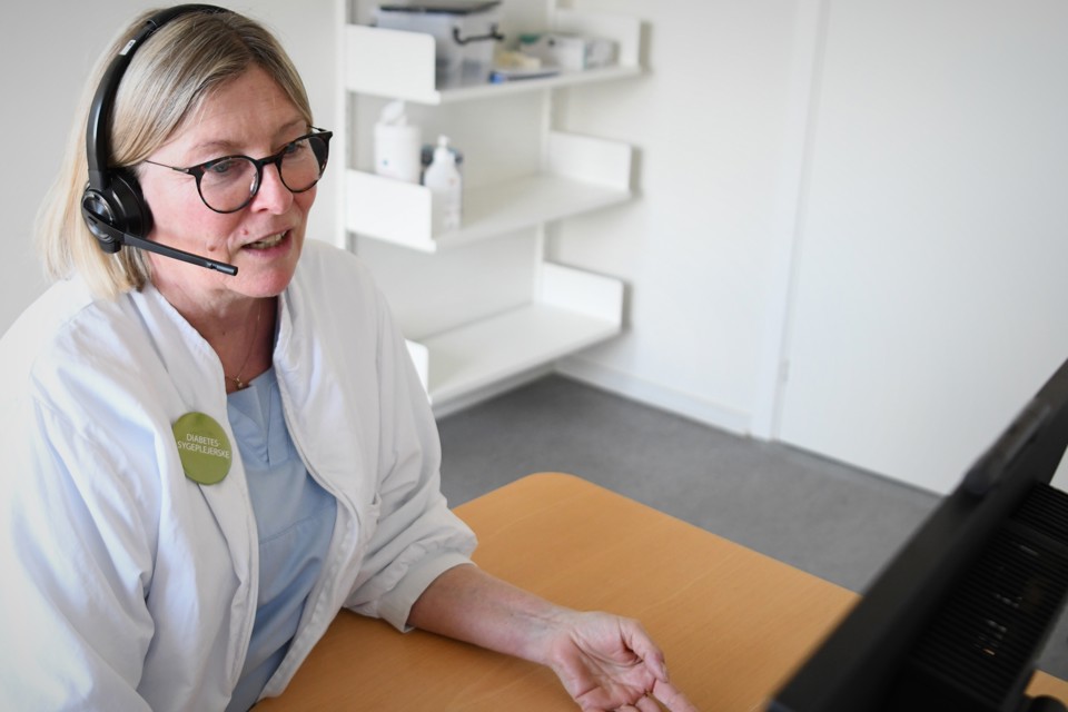 Sygeplejerske Dorthe Lindskjold er en af de behandlere, som bruger videokonsultationer, når patienten har bedt om denne mødeform. Og det er både nemt for behandlerne og patienterne, mener hun. Foto: Vibeke Toft-Nielsen