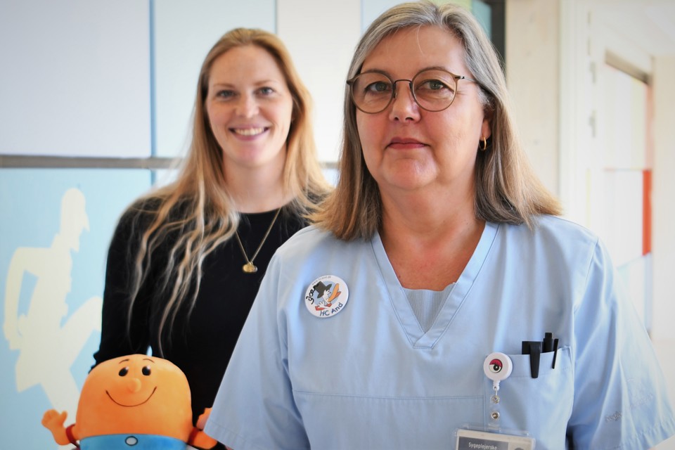Kathrine Kjær-Hansen (tv.), projektleder på SDCO, har samarbejdet med de øvrige sygehuse i Region Syddanmark om at få app'en Sten-O Starter ud på alle børne- og ungeafdelinger. App'en er en digital læringsplatform udviklet specielt til børn og unge med nyopdaget type 1-diabetes. Her står hun sammen med sygeplejerske Joan Banke fra H.C. Andersen Børne- og Ungehospital, som har været ansvarlig for implementeringen på OUH. Foto: Vibeke Toft-Nielsen