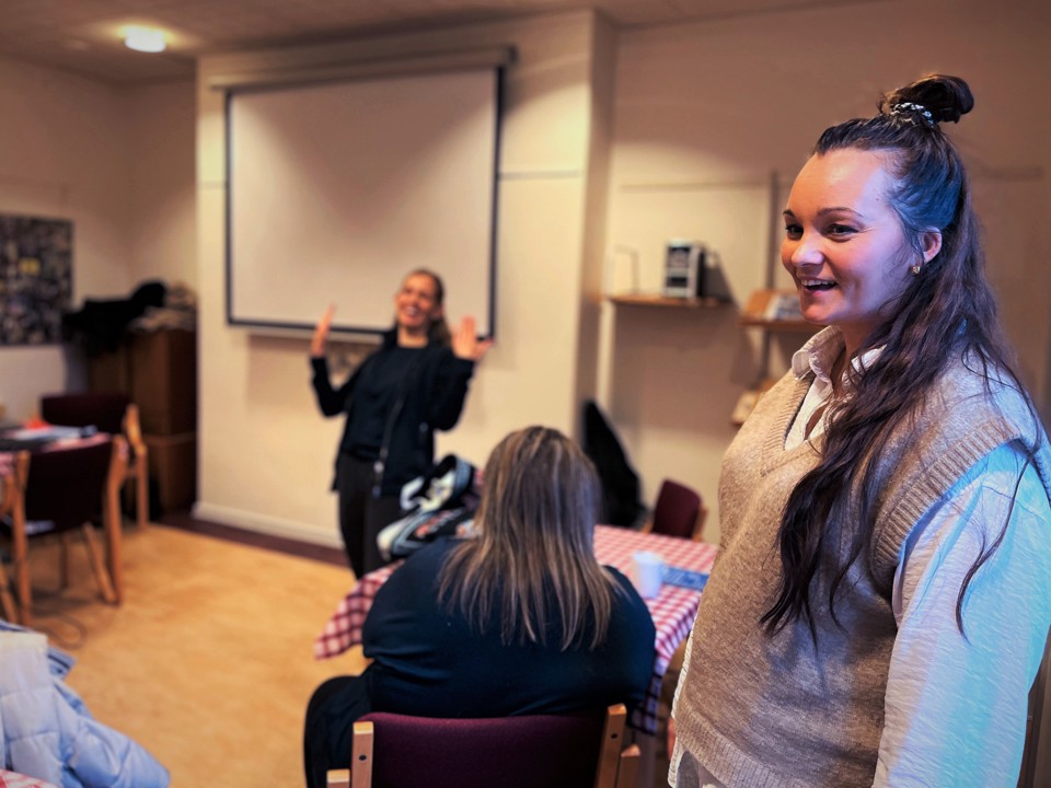 Joeanna Eggertsen (th.) er sygeplejerske og bostøttemedarbejder i socialpsykiatrien i Nyborg Kommune. Sammen med sine to kollegaer Ditte Andreasen, fysioterapeut, og Marlene Christensen, sygeplejerske, står hun bag en sundhedscafé i Nyborg målrettet de borgere, som har brug for særlig hjælp og støtte til at håndtere deres kroniske sygdom. Foto: Vibeke Toft-Nielsen