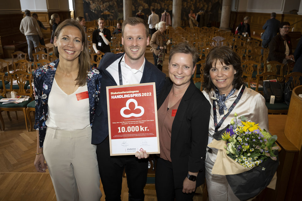 Steno Diabetes Center Odense og Billund, Fanø, Varde, Esbjerg og Vejen Kommune fik torsdag den 15. september overrakt Diabetesforeningens Handlingspris 2022 for patientuddannelsen "Lev livet med type 2-diabetes". Vores projektleder Leif Staal Andersen modtog prisen sammen med Kristine Hjortbak Hvelplund, Anne Kjær Nielsen og Hanne Foged. Foto: Niels Meilvang