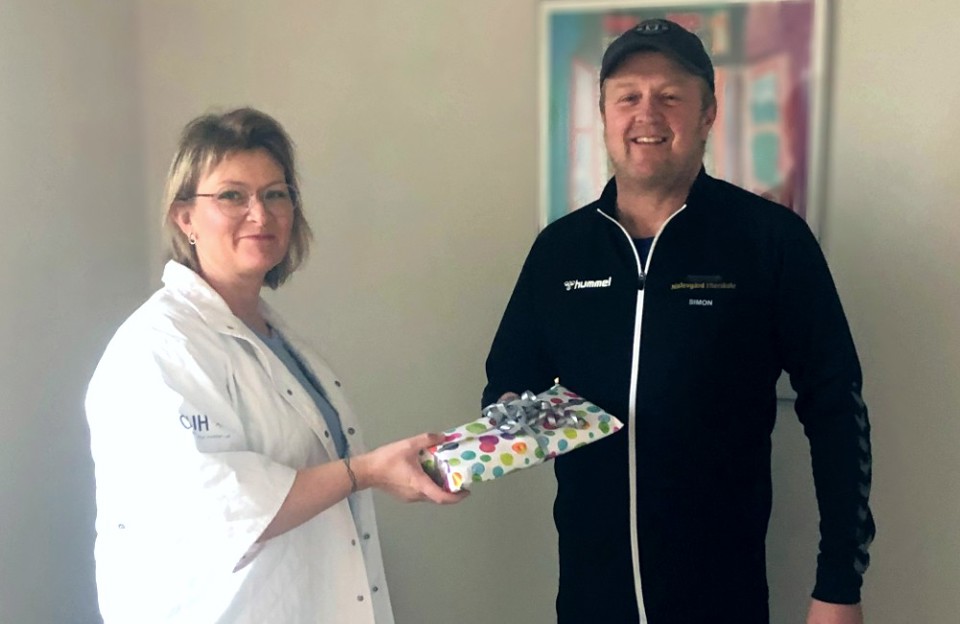 Simon Bo Sørensen er den første patient, der er blevet henvist til sammedagskomplikationsscreening fra sin praktiserende læge - her ses han med sekretær Mette Moses fra SDCO's modtageambulatorium, der i dagens anledning overrækker ham en gave. Privatfoto