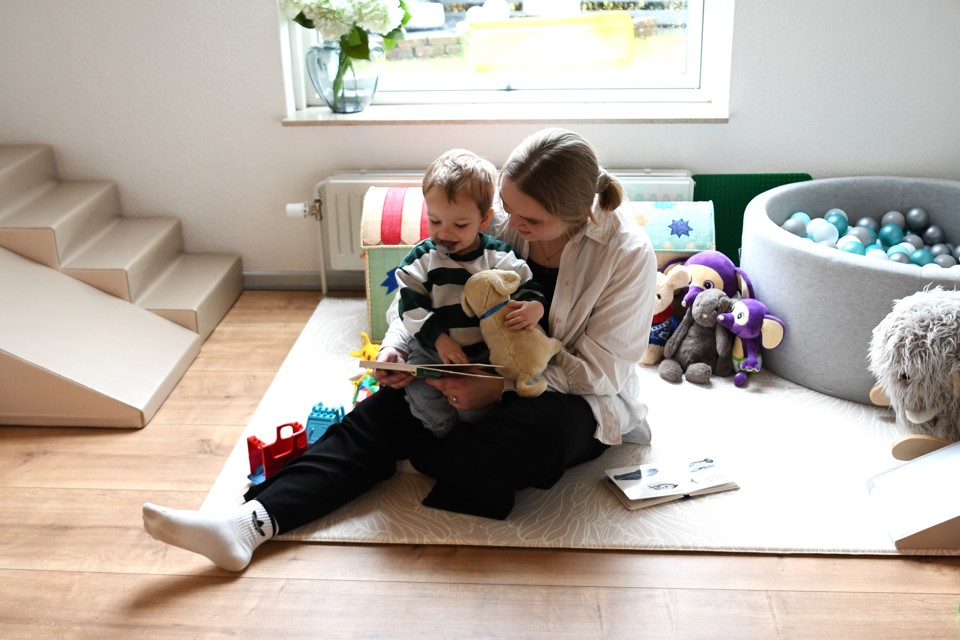 Katrine Buur Krupa med sin søn Jeppe. Katrine er med i det nationale diabetesfødselsregister, hvor hun håber at kunne gøre en forskel for fremtidens gravide med type 1-diabetes.  Foto: Vibeke Toft-Nielsen