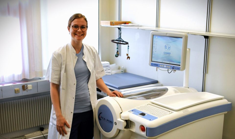 Læge og ph.d.-studerende Louise Brügmann Jessen står bag et projekt, der skal undersøge, hvordan blodsukkeret ændres og fosteret vokser i graviditet efter gastrisk bypass eller gastrisk sleeve operation. Foto: Vibeke Toft-Nielsen