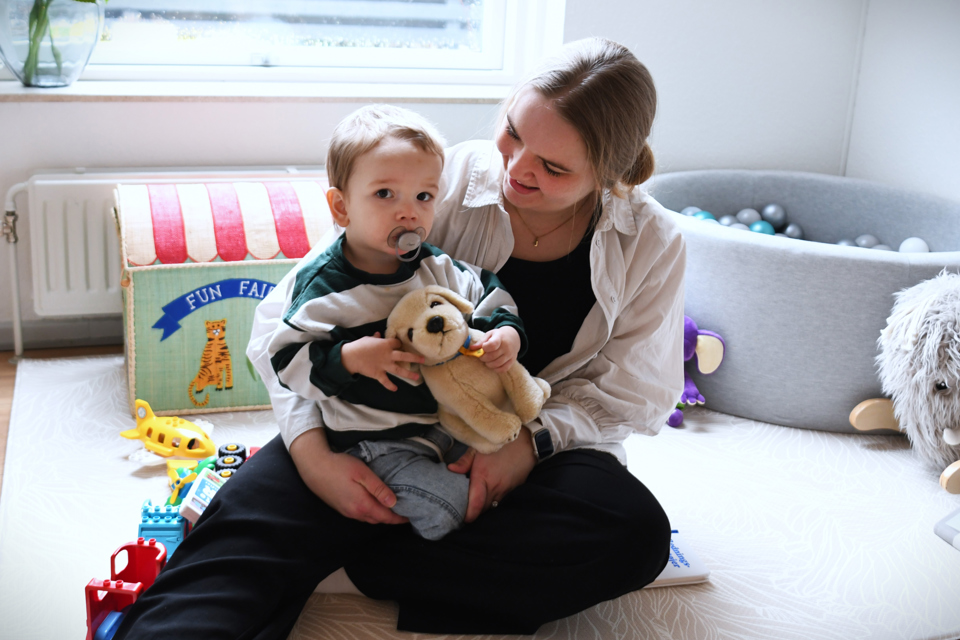 Katrine Buur Krupa bor i Esbjerg med sin kæreste og toårige søn Jeppe. Hun er gravid med sit barn nummer to og er en af deltagerne i det nationale diabetesfødselsregister, hvor hun håber at kunne gøre en forskel for fremtidens gravide med type 1-diabetes.  Foto: Vibeke Toft-Nielsen