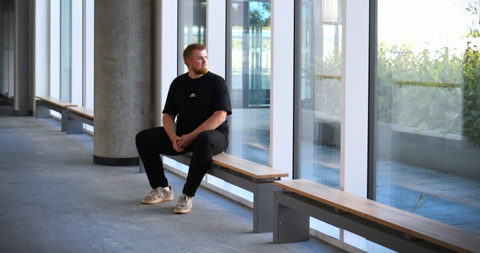 Victor Madsens liv ramlede sammen, da han for fire år siden fik konstateret type 1-diabetes. Først da han blev en del af et gruppeforløb på SDCO for andre unge voksne med diabetes fik han hjælp til at håndtere sin diabetes-stress. Han fandt også et uvurderligt fællesskab. Foto: Vibeke Toft-Nielsen 