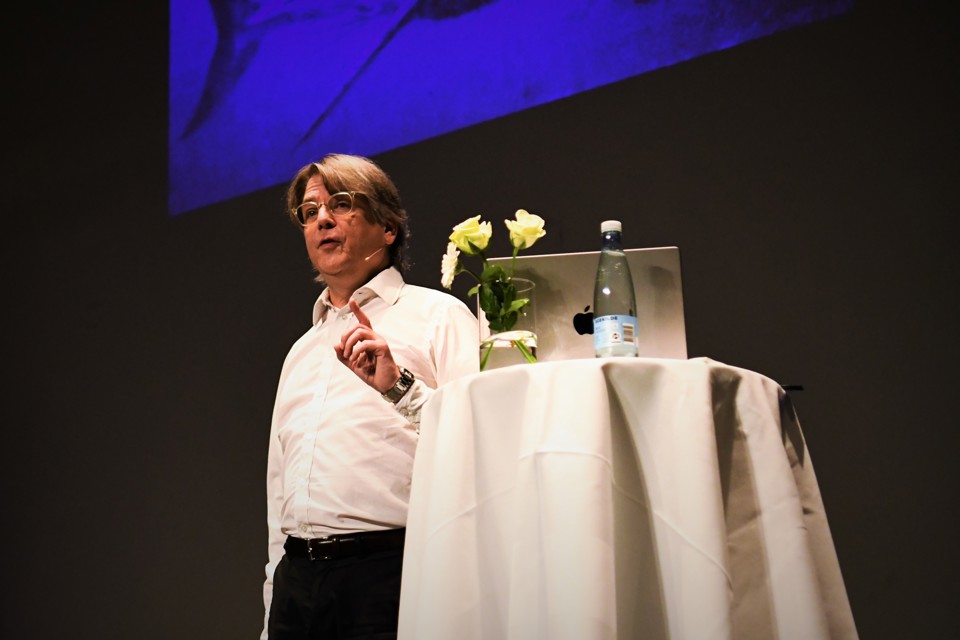 Hjerneforsker Peter Lund Madsen talte om hjernen som med- og modspiller, når man vil ændre sine vaner fra usunde til sunde under Syddansk Diabetesdag i Kolding. Foto: Vibeke Toft-Nielsen