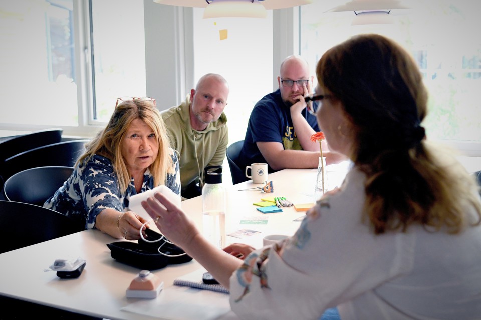 Det er syvende gang, at Lene Winther og SDCO besøger en skole i foråret. Denne gang deltog ni ansatte på Vestermarkskolen i oplægget. Foto: Vibeke Toft-Nielsen